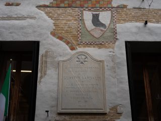Lapide dedicata a Giuseppe Garibaldi sulla facciata di Palazzo Candiani.