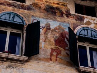 Affresco sulla facciata di Palazzo Mantica a Pordenone. Combattimento del console Marco Valerio Corvino.