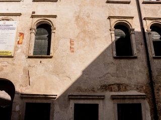 Il palazzo rinascimentale in via San Marco che conserva il così detto "studiolo del Pordenone" con il ciclo di affreschi del famoso pittore. Oggi l'edificio è in restauro e non è visitabile dal pubblico
