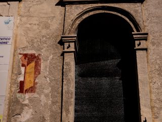 Dettaglio del palazzo di via San Marco che conserva il così detto "Studiolo del Pordenone". Finestra con decorazioni rinascimentali.