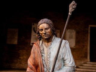 Fiorenzo Bacci (1940-2026), dettaglio della statua bronzea che ritrae il pittore Antonio De' Sacchis detto il Pordenone.