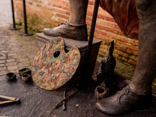 Fiorenzo Bacci (1940-2026), statua bronzea che ritrae il pittore Antonio De' Sacchis detto il Pordenone. Dettaglio della tavolozza.